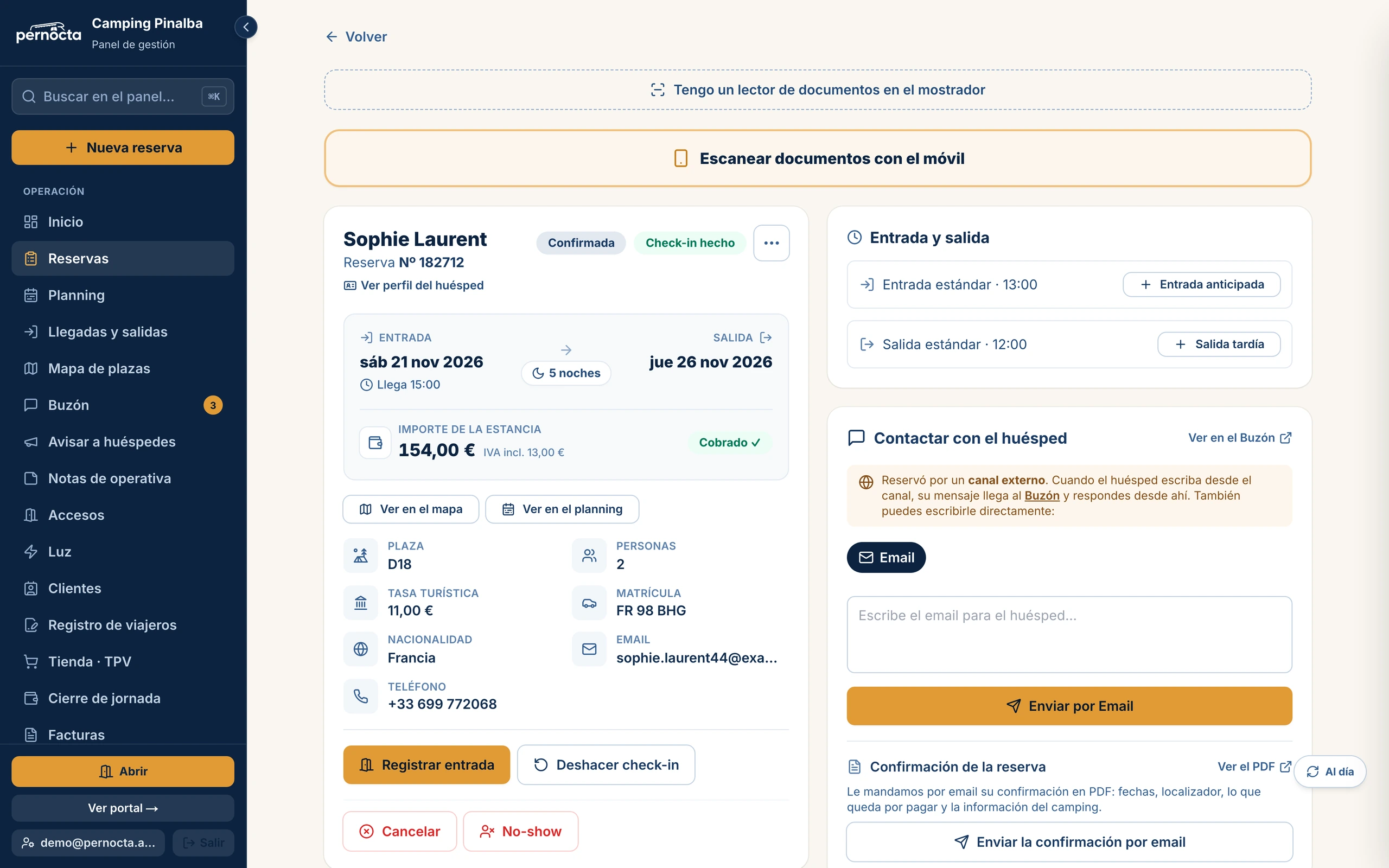 Captura de la ficha de una reserva en Pernocta con el estado, el importe cobrado, los datos del huésped y las acciones de entrada y salida