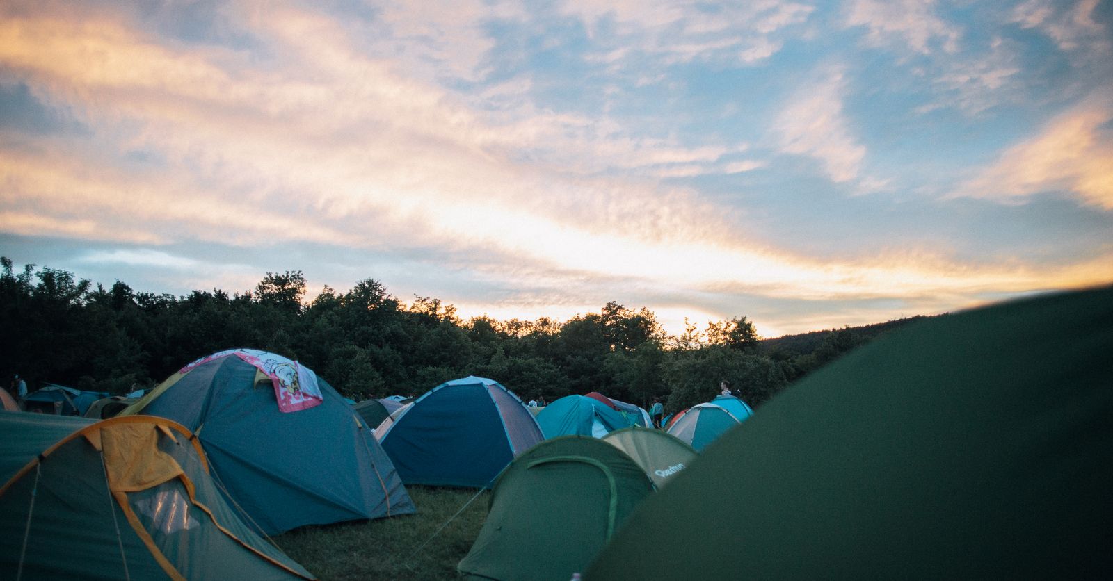 Tiendas de campaña en un camping al atardecer